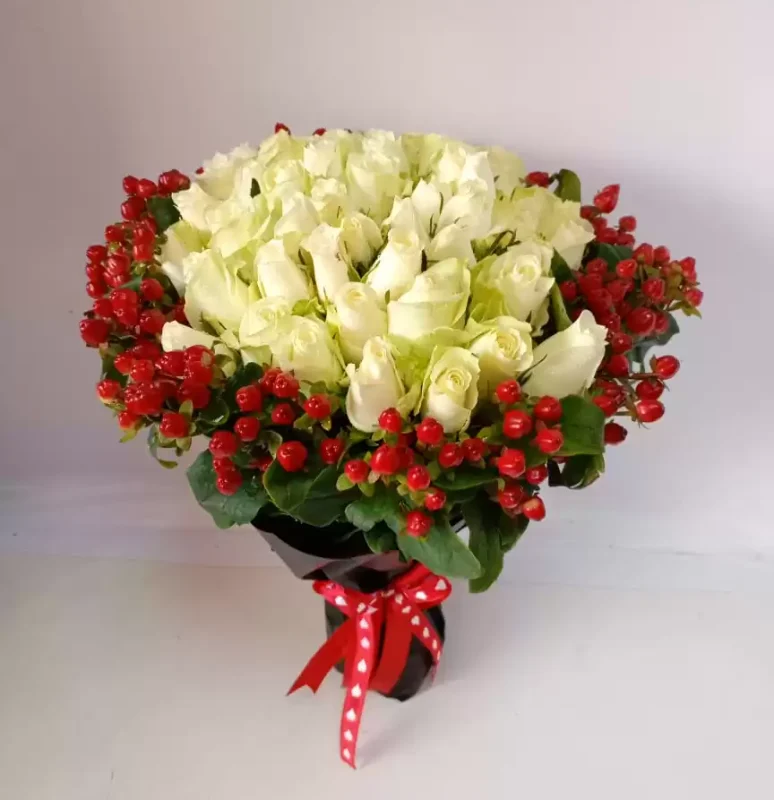 bouquet-of-red-and-yellow-roses